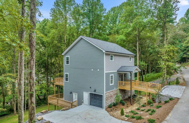 Noon CHECK IN, 2pm CHECK OUT at Center Hill Lake, 3 Family Suites, sleeps 13