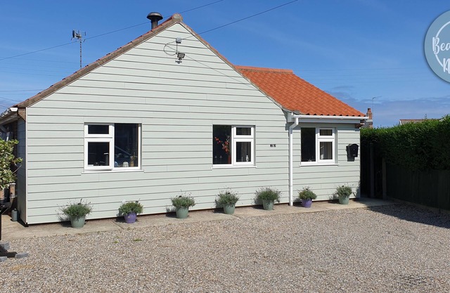 Norfolk self catering Holiday Cottage by the sea Scratby peaceful & relaxing