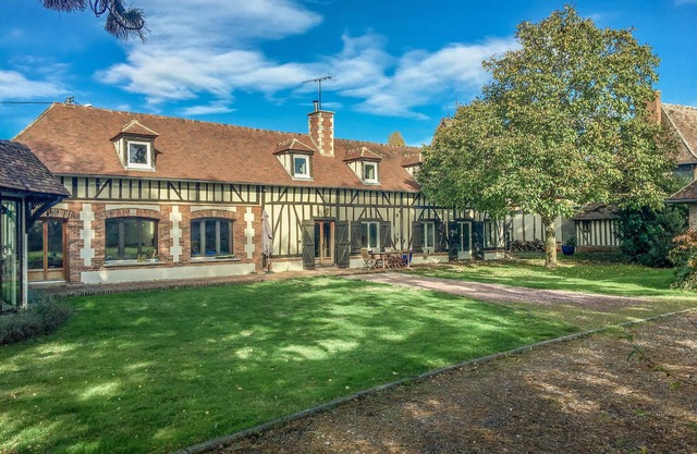 Norman house with swimming pool, billiards, ping-pong and table football