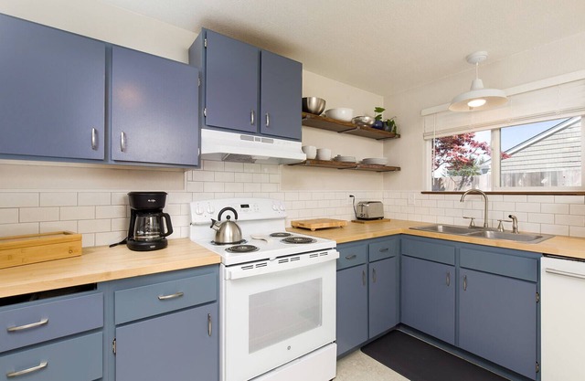 🐶 North Fork Cottage: Convenient, Pet friendly, Modern Furnishings!🌲