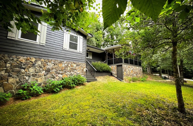 North GA, Timpson Cove Cottage. Just a few hundred yards to Lake Burton.