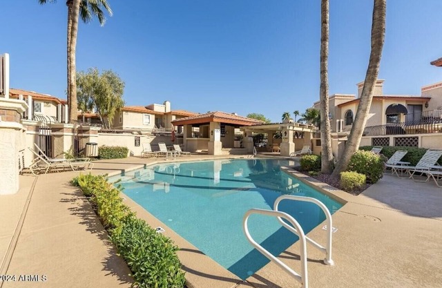 North Mountain Desert Oasis: 3 Heated Pools, Pickleball, Wi-Fi & Free Parking