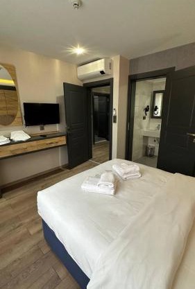 North Pearl Arsin Suit