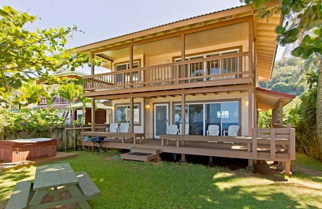 North Shore beachfront, luxury with hot tub and air conditioning