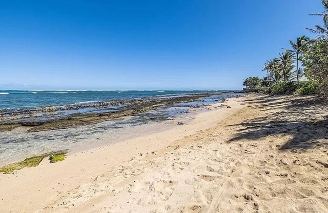 North Shore Beachfront Property! 5 bed, 4 bath