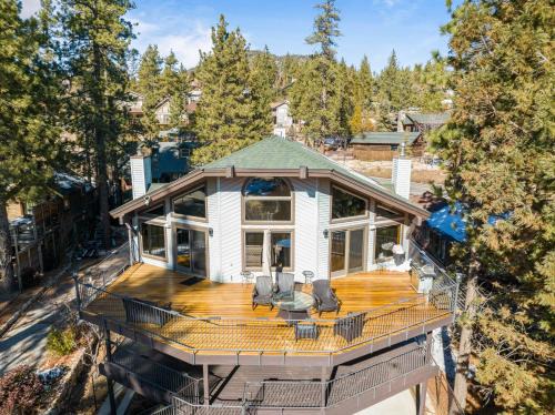 North Shore Lakefront - Spacious Lakefront with Hot Tub, & Game Room