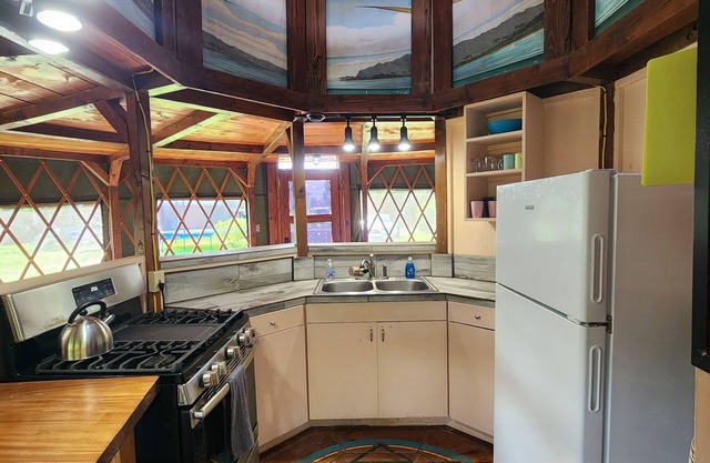 North Shore Rustic Country Lodge 2-Story Yurt By Beach Waialua Haleiwa Glamping