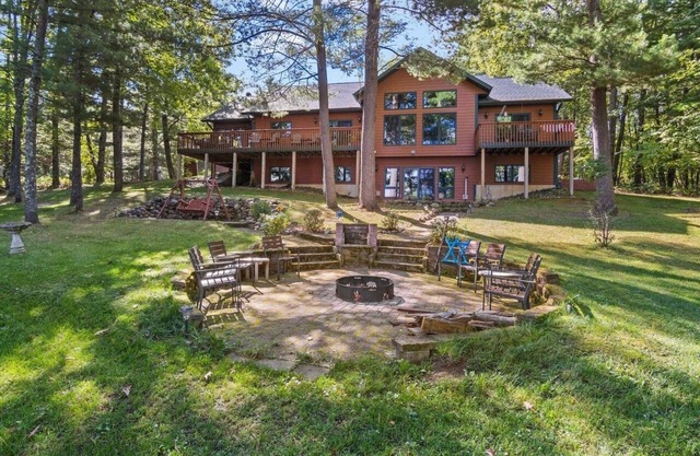 Northwoods Hayward Haven. Private 3 bedroom 3 bath, sleeps 8 very comfortably.