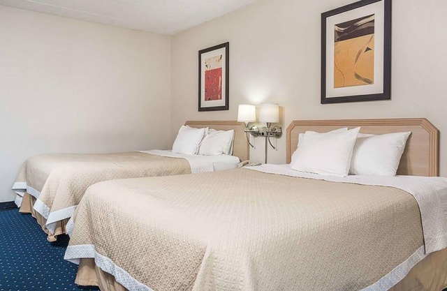 Norwood Inn & Suites La Crosse - Standard 2 Queen Bed Non-Smoking