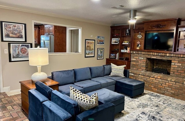 Nostalgic Gulf Coast Getaway Convenient Location! Sleeps 6 Modern Conveniences