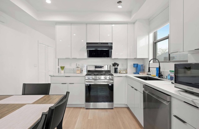 Not affected by the fire/Stunning 5BR 5BA Luxury Villa Elegant Design Prime Loca