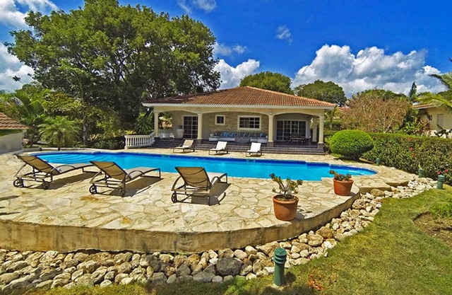 Not just the beaches: residence with basketball/tennis court, football field!