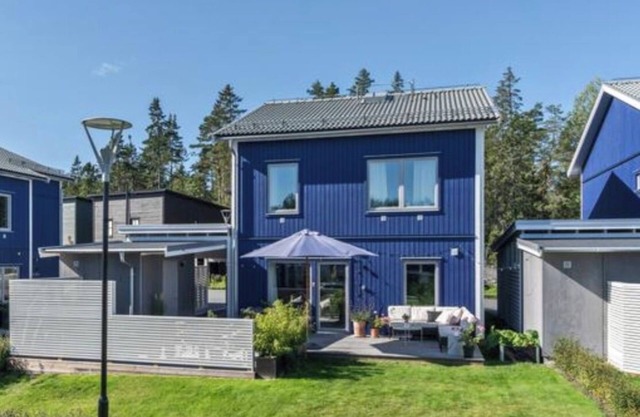 Nybyggt radhus med tomt, veranda och carport. Nära Sthlm city, sjöar och skog.