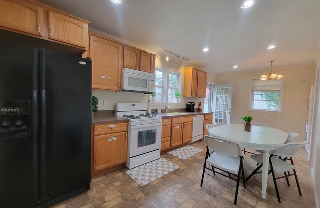 OAK-GORGEOUS: 2-Bedroom Apartment with WiFi and AC in wonderful Indiana PA