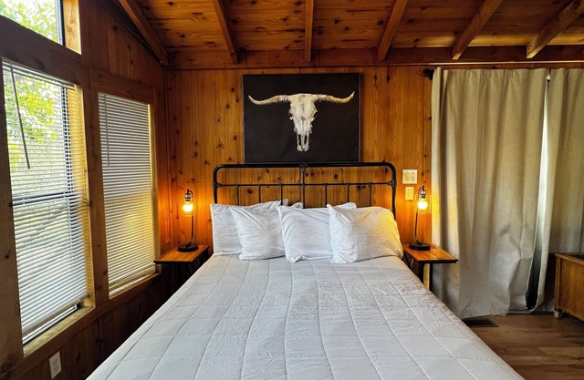 Oak Grove Getaway: Unique & Secluded Cabin with Breathtaking Views, Wifi