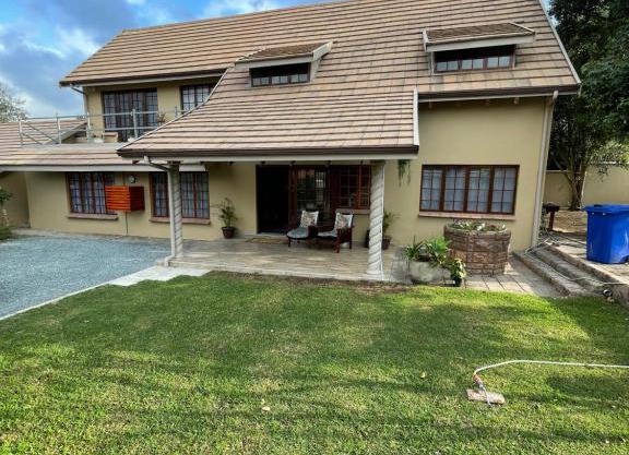 OAK HOUSE, Entire holiday home, Self catering, fully equipped, double storey, 3 bedroom, 2 bathroom, outside entertainment, Braai area, 300sqm home