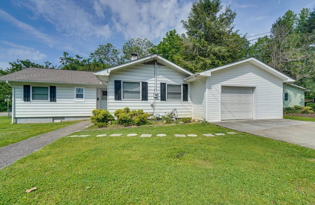 Oak Ridge Retreat w/Porch < 1 Mi to Downtown