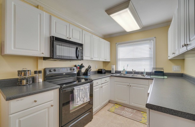 Oak Ridge Retreat w/Porch < 1 Mi to Downtown