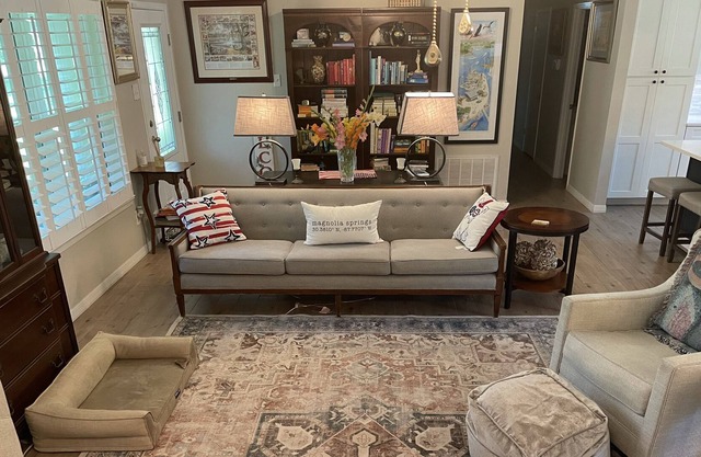 Oak Street Oasis: 4 Bed/2 bath w/Hot Tub & Fire Pit