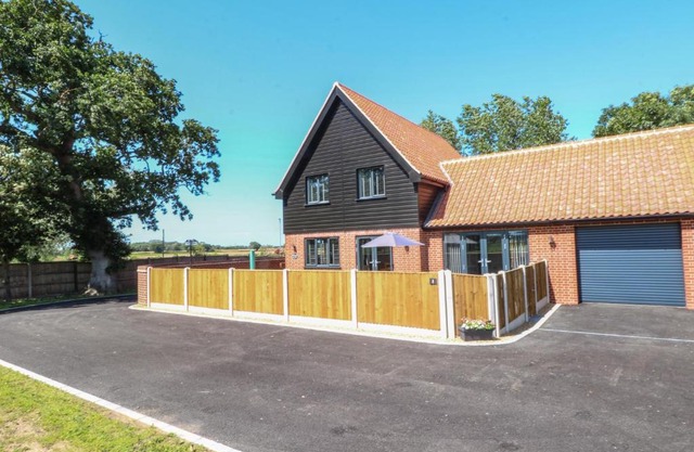 Oak Tree House, 1 Homestead Gardens