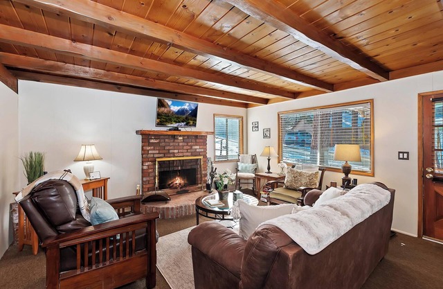 Oak Tree Retreat: Near Village! Spa! WiFi! BBQ! Fenced Yard! Deck! Pet Friendly!