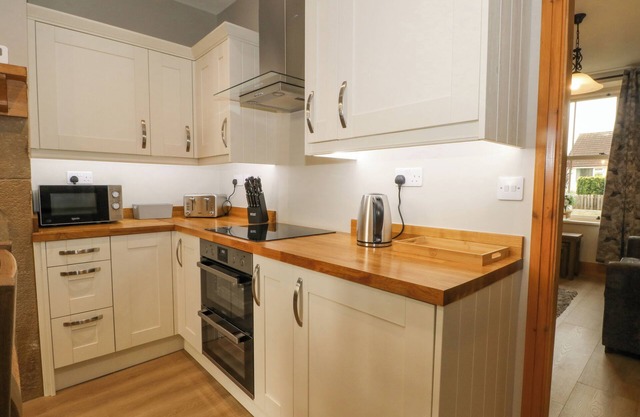 OAK TREE VIEW, pet friendly, character holiday cottage in Ribchester