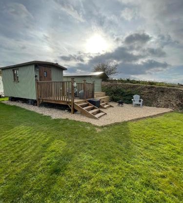 Oakley View Shepherds Hut with hot tub