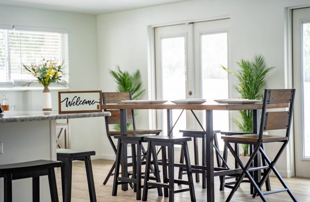 "Oaks Manor" - 4 Bed 3 Bath Home w/Fenced Backyard