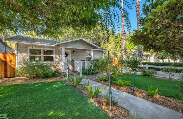 Oaks Retro Cottage, Jacuzzi, Bistro Patio, Walk to Everything!