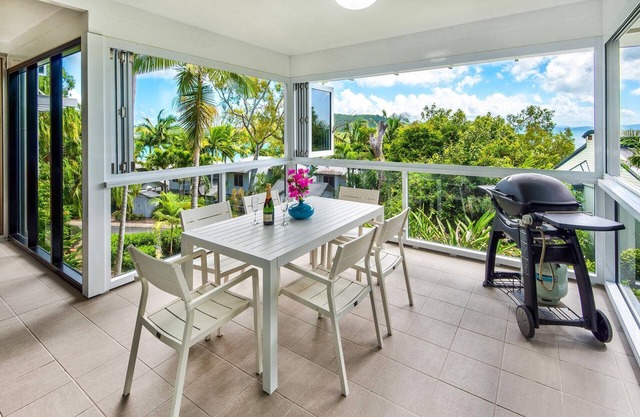 Oasis 1 Hamilton Island - 2 bedroom apartment with golf buggy and transfers