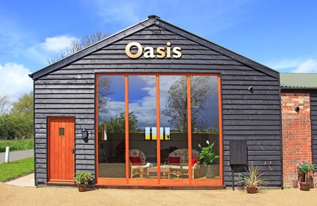 Oasis Barn - Six Bedroom House, Sleeps 12