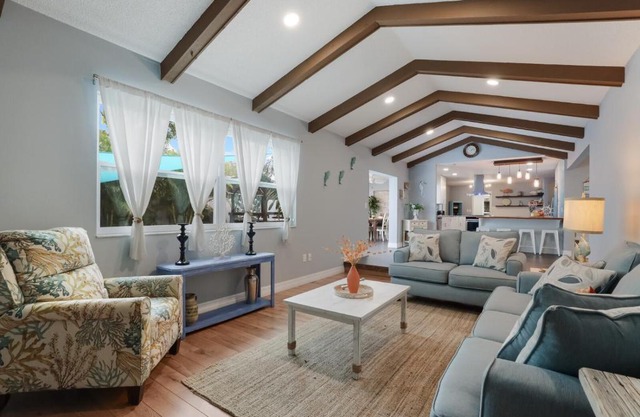 Oasis backyard with hot tub 4/2 close to the beach