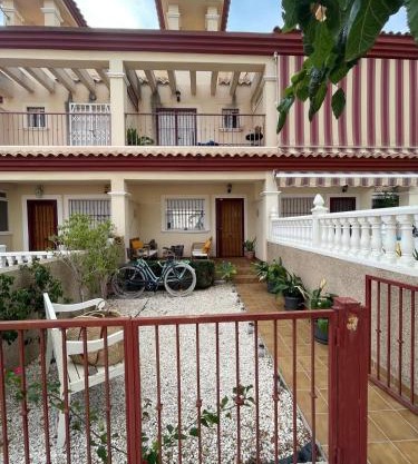 Oasis en la playa con piscina