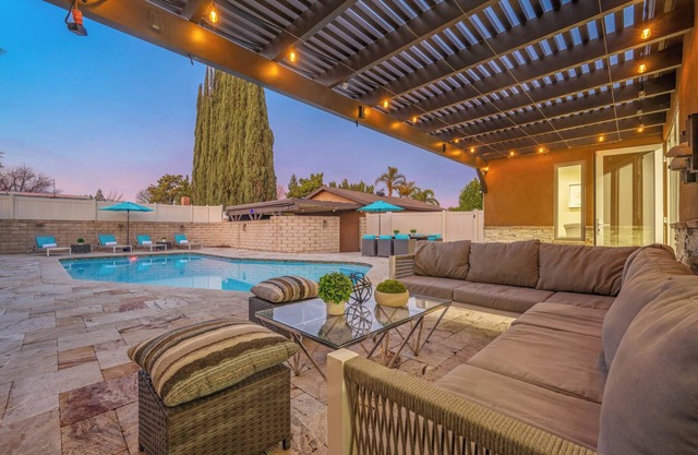 Oasis Home-Gated Big Beautiful Stunning home-Heated Pool 😃 New Furniture