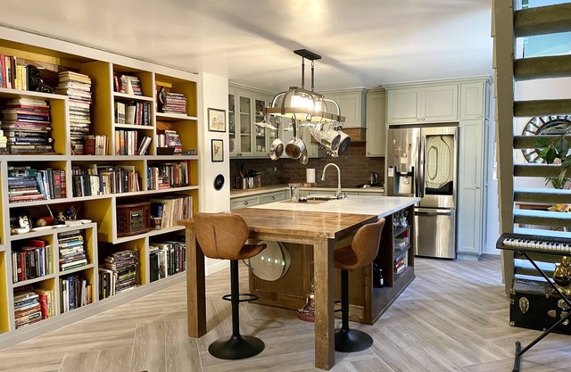 Oasis on the lake for book lovers