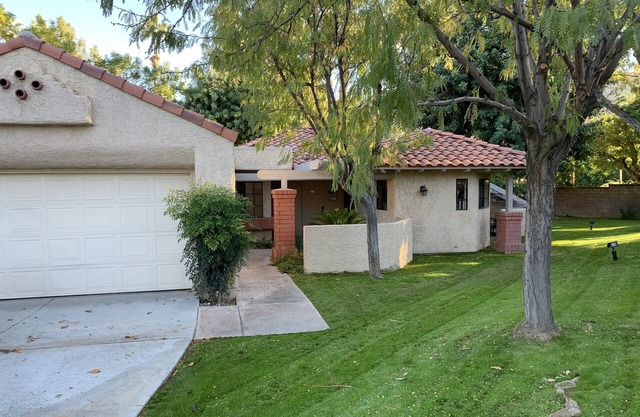 Oasis with 3rd Bedroom/Den, sleeps 6, 3 patios, adult and childrens bikes