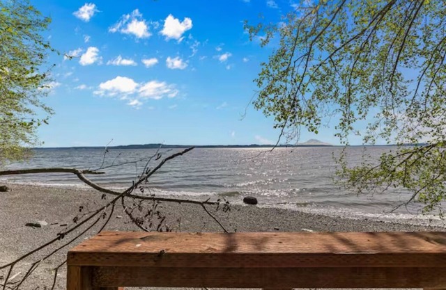 Oberon Cottage - Privacy, beach access, Mt Rainer view and beautiful forest