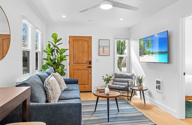 Ocean Beach-Central-Sleeps 5-Steps2Beach-Laundry-Parking for two