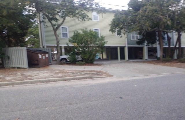 Ocean/Boardwalk two blocks away. Close to restaurants and businesses