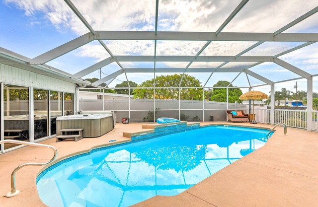 'Ocean Breeze Oasis' w/Boat Dock & Slip on Canal!