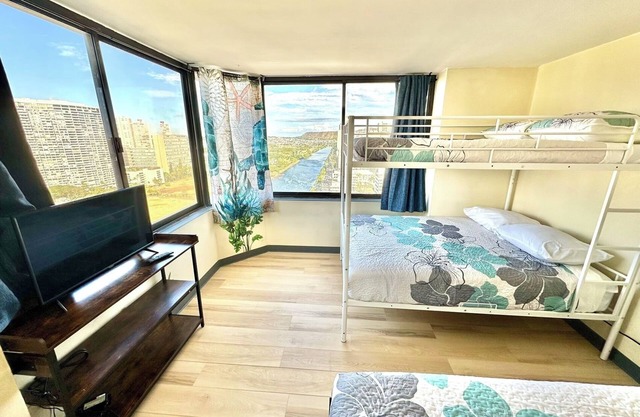 Ocean Canal Mountain View Family-Friendly Steps from Waikiki Beach 6person