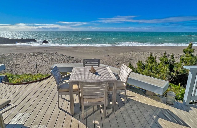 Ocean Fall - Ocean front, private courtyard, deck with hot tub, amazing views
