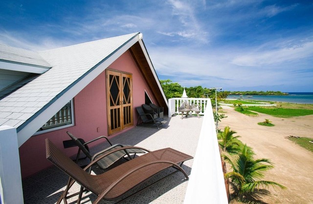 Ocean front, 100 steps from the beach, awesome view! 5 Bed/4 Bath+King Bed Loft