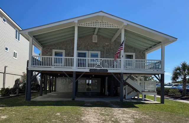 OCEAN FRONT CHARMING 4BD/2BA COTTAGE. Close to stores and pier! INCLUDES LINENS
