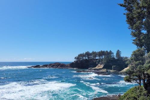 Ocean Front Condo! Spectacular Ocean Views! Walk to Everything!