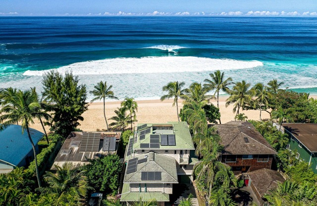 Ocean Front Pipeline Estate! Front row seat to the Pipeline Masters surf event!