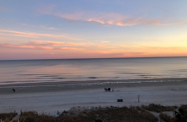 Ocean Front Condo, Sleeps 6, Walking Distance - Barefoot Landing & Duplin Winery