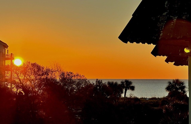 Ocean & Marsh View! KING BED 65"TV Bar Pickleball!