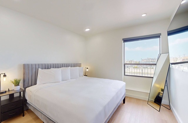 Ocean's Edge: 2BR/2BA Beach Block Condo w/POOL