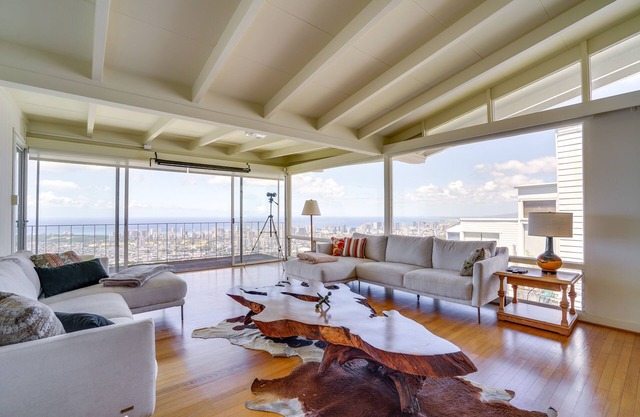 Ocean + Skyline Views: Honolulu Retreat